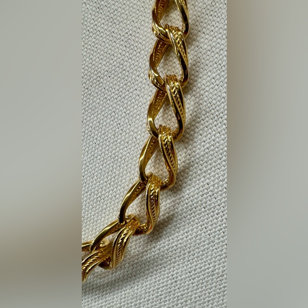 Anne Klein Gold Tone Textured Large Link, Chain Necklace 22โ Classic Statement - Picture 3 of 4